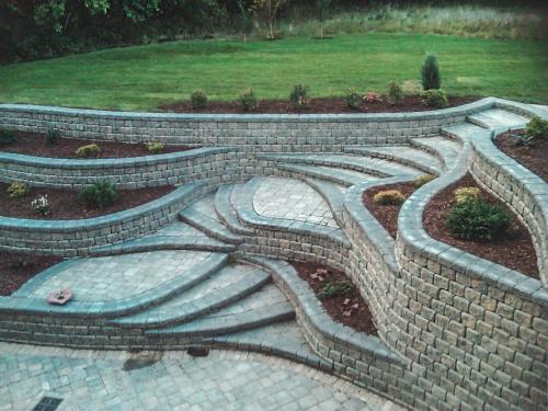 Veert Landscaping Inc. - Retaining Wall - Flower Bed - 2